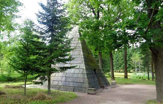 Екатерининский парк в Пушкине - пирамида