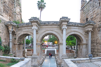 лучшие туристические города - Адриановы ворота