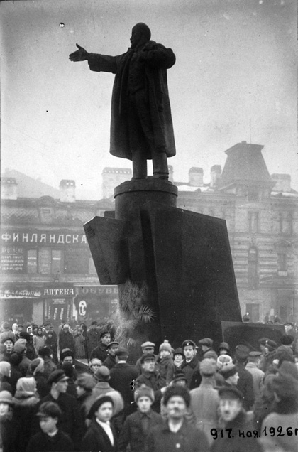 известный ленинградский памятник - 1926