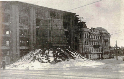 известный ленинградский памятник - 1943