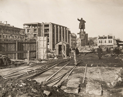известный ленинградский памятник - 1945