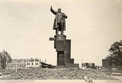известный ленинградский памятник - 1947