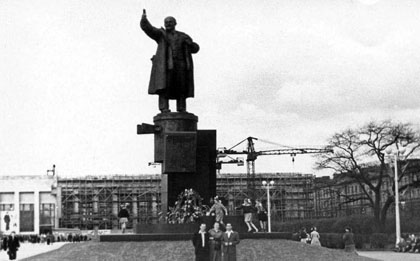 известный ленинградский памятник - 1958