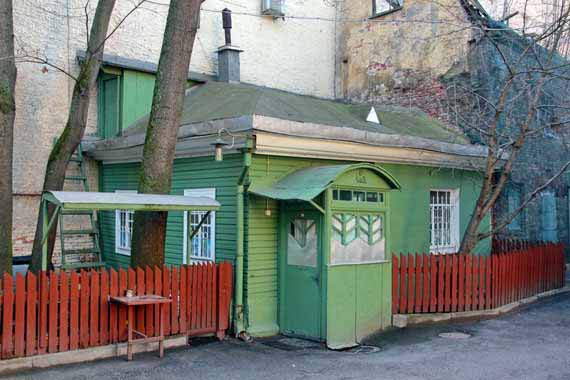 необычные дворы Петербурга - деревянный дом