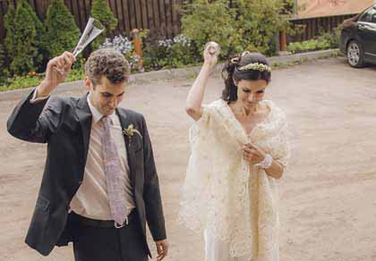свадебные традиции в России - битьё бокалов
