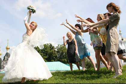 свадебные традиции в России - бросание букета