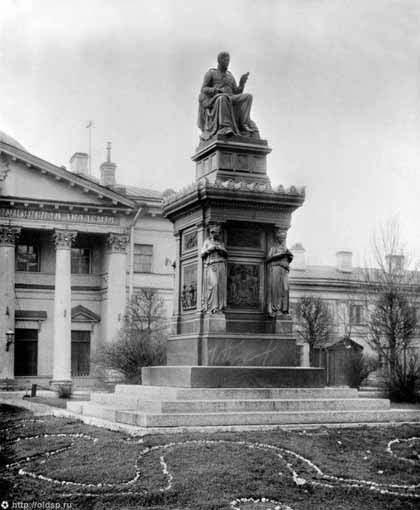 памятник Виллие в штабе академии